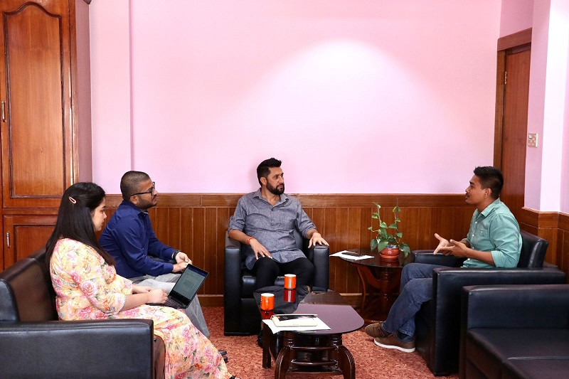 ज्ञानेन्द्रले भेटे रवि लामिछानेलाई