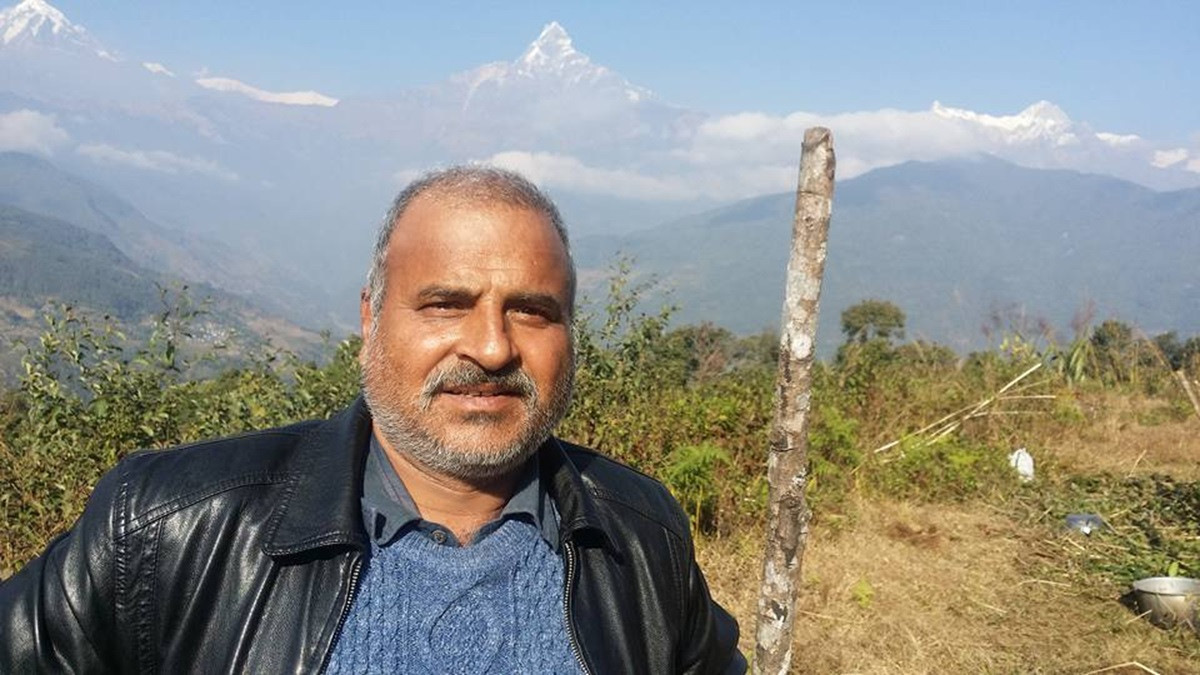 पहराबाट प्रकाश करिब ५० मिटर तल झाडीमा खसेका थिए